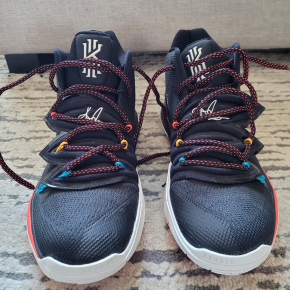 Nike Kyrie 5 'Friends' Size 8.5 - Picture 3 of 10